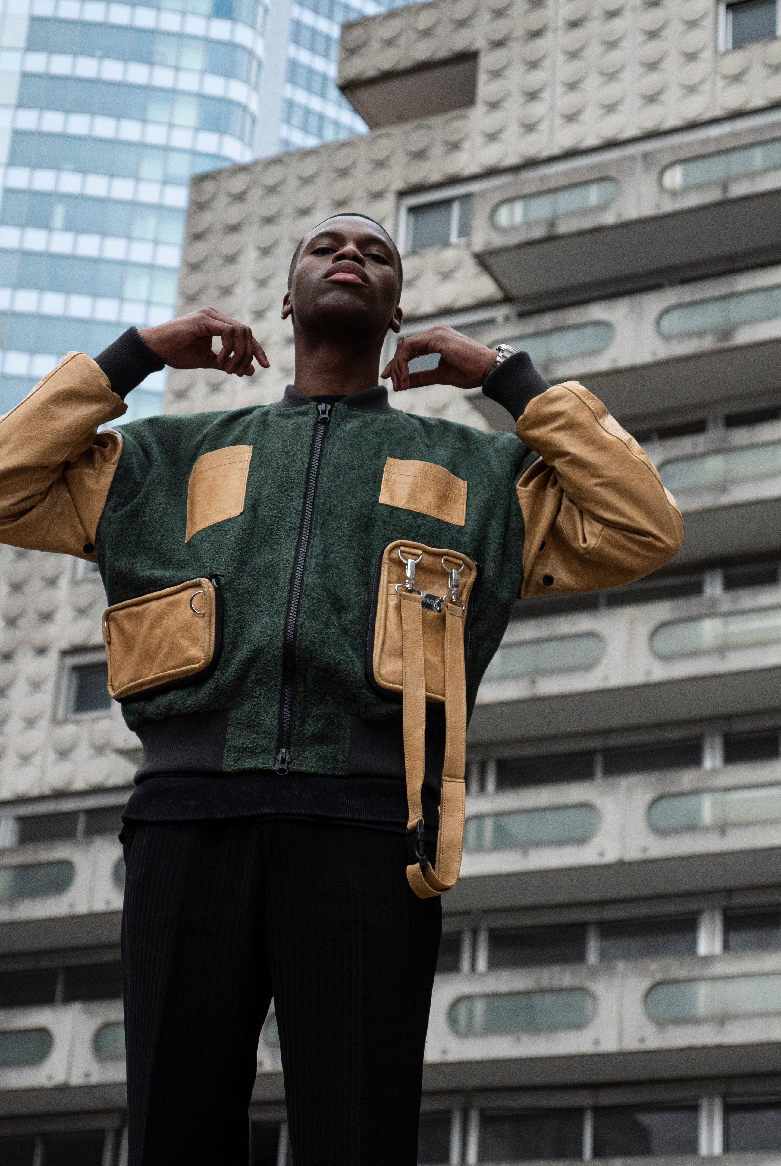 Pièce innovatrice, MAZING NZELA présente son Bombers 2.0, veste tactique, utilitaire avec ses poches convertibles en sacoche ou sac banane dans la continuité des gilets June Vest. Assemblage unique 100% cuir, avec une texture en cuir retourné brossé. Grâce à son concept innovateur, échanger les poches de votre gilet avec celles de votre Bombers pour multiplier les styles. Cuir de Bœuf Intérieur satin Fermeture zippée Poches convertibles en sacoche Poche intérieure zippée.